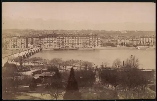 Fotografie unbekannter Fotograf, Ansicht Genf, Stadtansicht mit See und Park