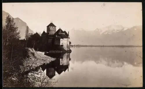 Fotografie unbekannter Fotograf, Ansicht Chillon, Seepartie mit dem Schloss