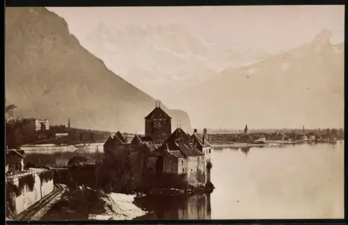 Fotografie unbekannter Fotograf, Ansicht Chillon, Blick zum Schloss am See