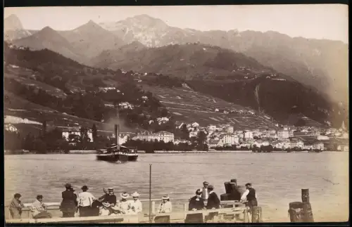 Fotografie unbekannter Fotograf, Ansicht Montreux-Clarens, Blick zum Ort mit Raddampfer