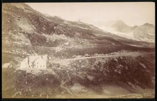 Fotografie unbekannter Fotograf, Ansicht Furkapass, das Furka Hotel
