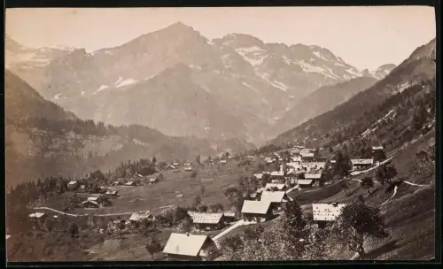 Fotografie unbekannter Fotograf, Ansicht Champery, Blick über den Ort mit Bergpanorama