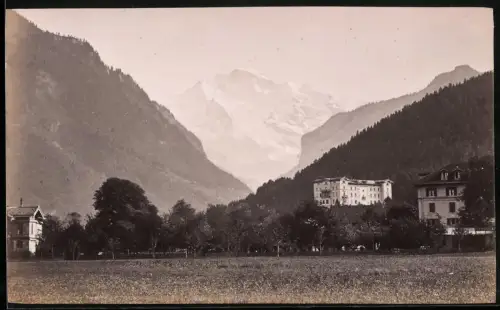 Fotografie unbekannter Fotograf, Ansicht Interlaken, Blick zum Hotel Jungfraublick mit Jungfrau