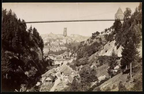 Fotografie unbekannter Fotograf, Ansicht Fribourg, Blick über dsa Holzlager nach der Stadt