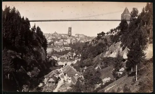 Fotografie unbekannter Fotograf, Ansicht Fribourg, Blick nach dem Ort mit Brücke