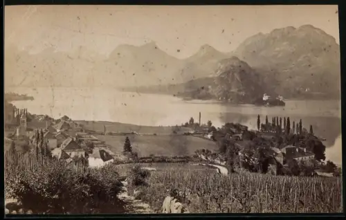 Fotografie unbekannter Fotograf, Ansicht Duingt, Blick auf den Ort mit See