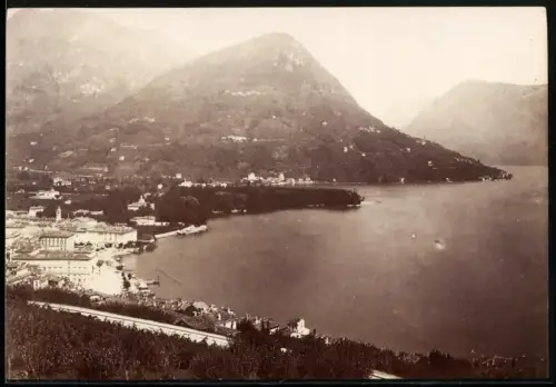 Fotografie unbekannter Fotograf, Ansicht Lugano, Blick vom Berg nach dem Ort