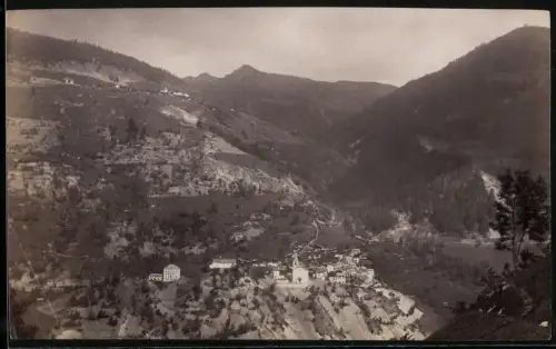 Fotografie unbekannter Fotograf, Ansicht Vissoie, Blick auf den Ort am Berg