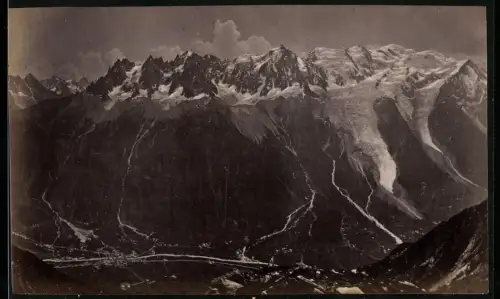 Fotografie unbekannter Fotograf, Ansicht Chamonix-Mont-Blanc, Bergmassiv mit Blick zum Ort im Tal