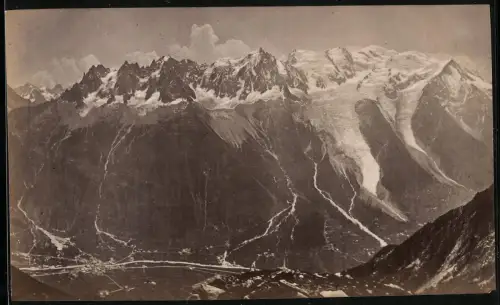 Fotografie unbekannter Fotograf, Ansicht Chamonix-Mont-Blanc, Talort mit Bergmassiv