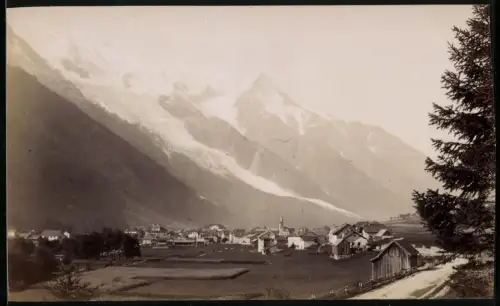 Fotografie unbekannter Fotograf, Ansicht Chamonix-Mont-Blanc, Blick über den Ort mit Bergpanorama