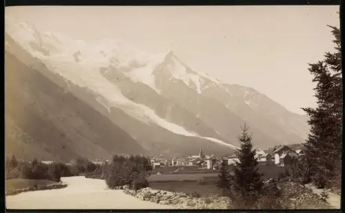 Fotografie unbekannter Fotograf, Ansicht Chamonix-Mont-Blanc, Teilansicht des Ortes mit Bergen