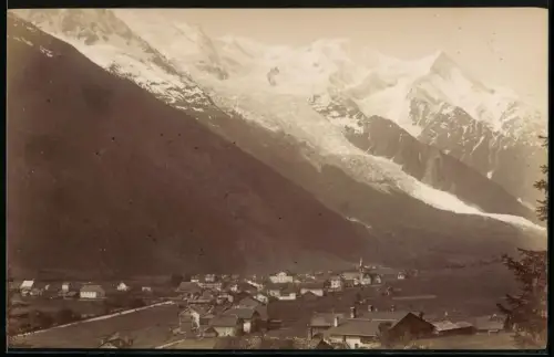 Fotografie unbekannter Fotograf, Ansicht Chamonix-Mont-Blanc, Ortspartie mit Gletscherzunge am Berg