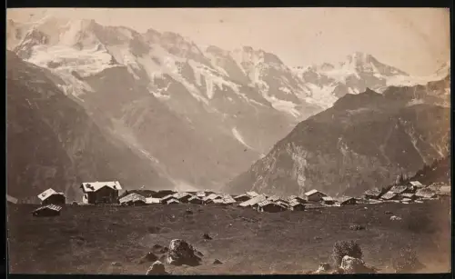 Fotografie unbekannter Fotograf, Ansicht Mürren, Teilansicht des Ortes mit Bergpanorama