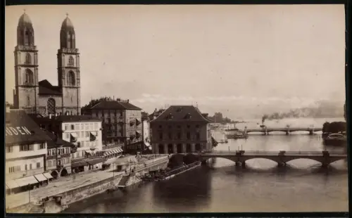 Fotografie unbekannter Fotograf, Ansicht Zürich, Teilansicht mit Kirche und Brücken