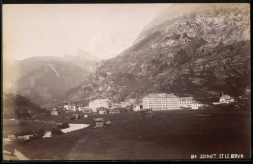 Fotografie unbekannter Fotograf, Ansicht Zermatt, Ortspartie mit Cervin