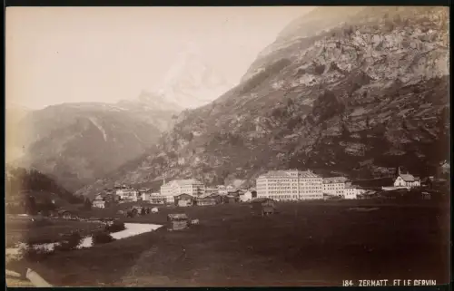 Fotografie unbekannter Fotograf, Ansicht Zermatt, Blick zum Ort mit Cervin
