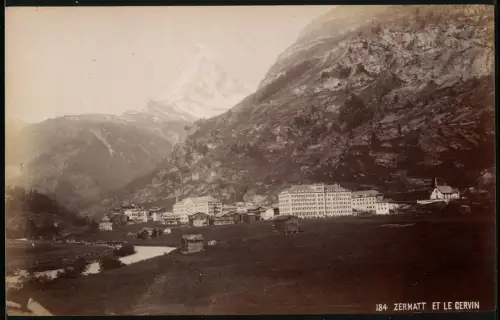 Fotografie unbekannter Fotograf, Ansicht Zermatt, Ortspartie mit Hotel Mont Cervin