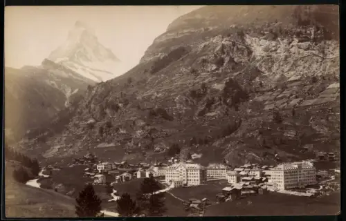 Fotografie unbekannter Fotograf, Ansicht Zermatt, Blick auf den Ort mit Hotels