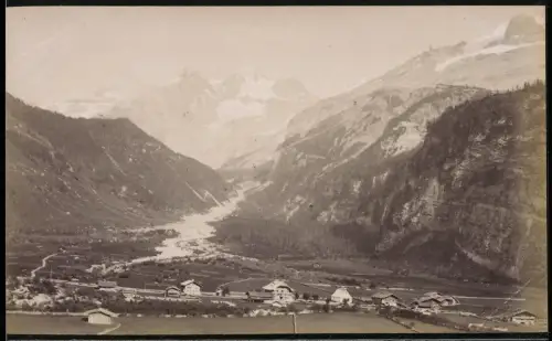 Fotografie unbekannter Fotograf, Ansicht Kandersteg, Gutshöfe im Ort mit Bergmassiv