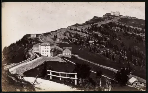 Fotografie unbekannter Fotograf, Ansicht Rigi Kulm, Bahngleise verbinden die Hotels