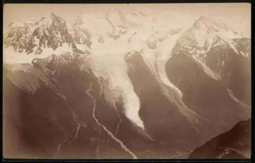 Fotografie unbekannter Fotograf, Ansicht Chamonix-Mont-Blanc, Gletscherzungen fliessen in das Tal