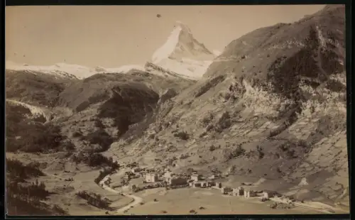 Fotografie unbekannter Fotograf, Ansicht Zermatt, Teilansicht des Ortes mit Blick zum Matterhorn