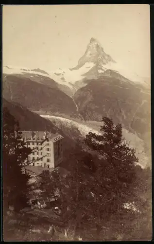 Fotografie unbekannter Fotograf, Ansicht Zermatt, Hotel mit Blick zum Matterhorn