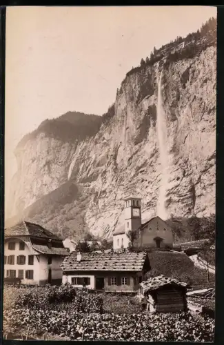 Fotografie unbekannter Fotograf, Ansicht Lauterbrunnen, Kirche mit dem Staubachfall