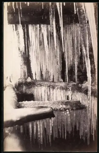 Fotografie unbekannter Fotograf, Ansicht Chamonix-Mont-Blanc, Eiszapfen im Mont Blanc Gletscher