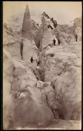 Fotografie unbekannter Fotograf, Ansicht Chamonix-Mont-Blanc, Bergsteiger am Glacier des Bossons Gletscher