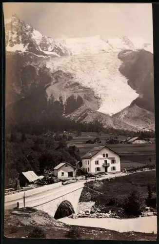 Fotografie unbekannter Fotograf, Ansicht Chamonix-Mont-Blanc, Gasthaus Au Repos des Voyageurs mit Gletscherzunge