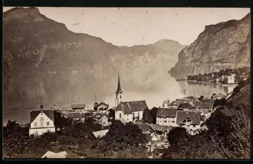 Fotografie unbekannter Fotograf, Ansicht Flüelen, Blick über den Ort auf den See