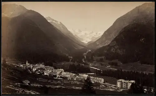 Fotografie unbekannter Fotograf, Ansicht Pontresina, Blick auf den Ort und ins Tal