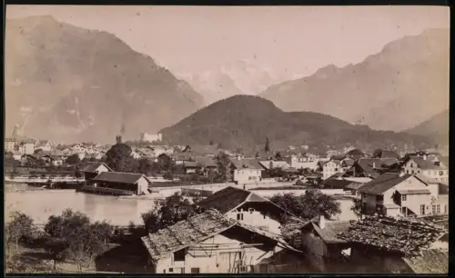 Fotografie unbekannter Fotograf, Ansicht Interlaken, Blick über die Dächer des Ortes