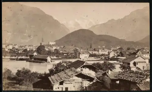 Fotografie unbekannter Fotograf, Ansicht Interlaken, Wohnhäuser im Ort mit Fluss