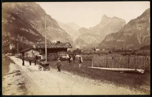 Fotografie unbekannter Fotograf, Ansicht Kandersteg, Partie im Ort mit Blick zum Gemmi