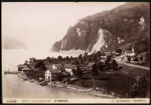 Fotografie G. Sommer, Napoli, Ansicht Sisikon, Teilansicht des Ortes mit Gleisen der Gotthardbahn