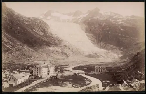 Fotografie unbekannter Fotograf, Ansicht Gletsch, Teilansicht des Ortes mit dem Rhonegletscher