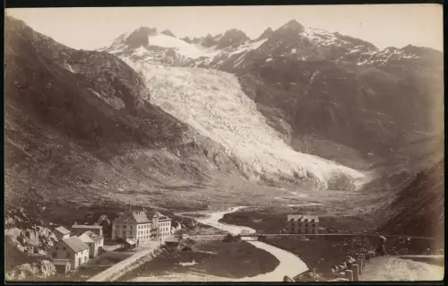 Fotografie unbekannter Fotograf, Ansicht Gletsch, Partie im Ort mit Blick zum Rhonegletscher