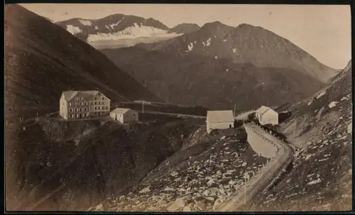 Fotografie unbekannter Fotograf, Ansicht Furkapass, Weg nach dem Hotel Furka
