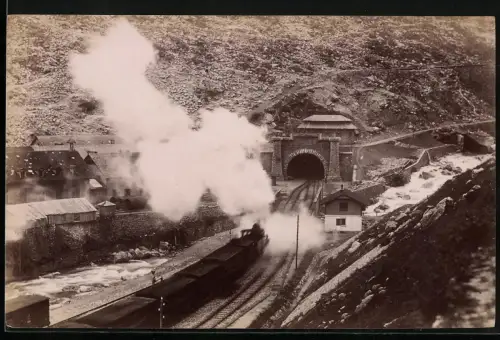 Fotografie unbekannter Fotograf, Ansicht Göschenen, Eisenbahn fährt in den Tunnel