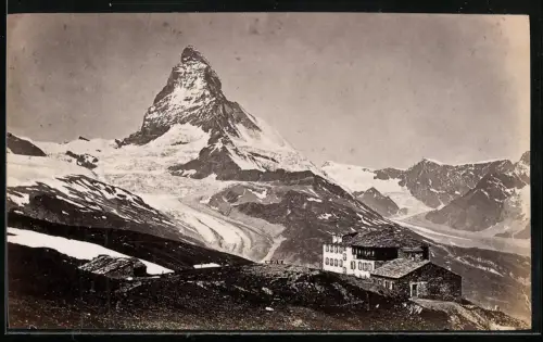 Fotografie unbekannter Fotograf, Ansicht Zermatt, Hotel Riffel mit Blick zum Matterhorn