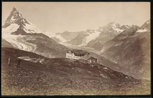 Fotografie unbekannter Fotograf, Ansicht Zermatt, das Matterhorn mit dem Hotel Riffel