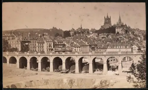 Fotografie unbekannter Fotograf, Ansicht Lausanne, Blick über das Viadukt nach der Stadt