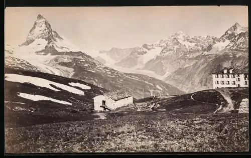Fotografie unbekannter Fotograf, Ansicht Zermatt, Hotel Riffel mit Blick zum Matterhorn