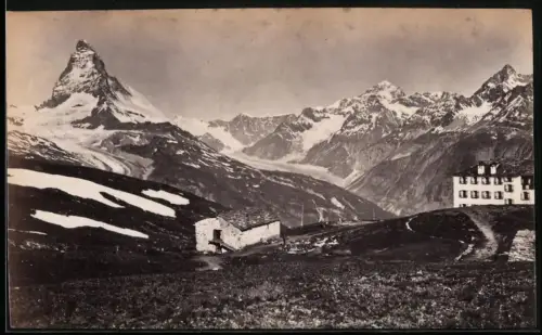Fotografie unbekannter Fotograf, Ansicht Zermatt, am Hotel Riffel mit dem Matterhorn