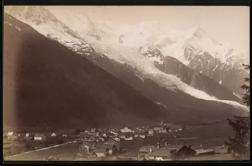 Fotografie unbekannter Fotograf, Ansicht Chamonix-Mont-Blanc, Ortsansicht mit der Gletscherzunge