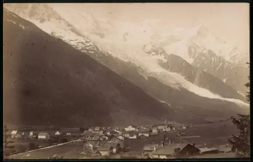 Fotografie unbekannter Fotograf, Ansicht Chamonix-Mont-Blanc, Gletscherzunge zieht sich ins Tal mit dem Ort