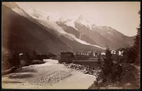Fotografie unbekannter Fotograf, Ansicht Chamonix, Ortspartie mit Blick nach dem Gletscher